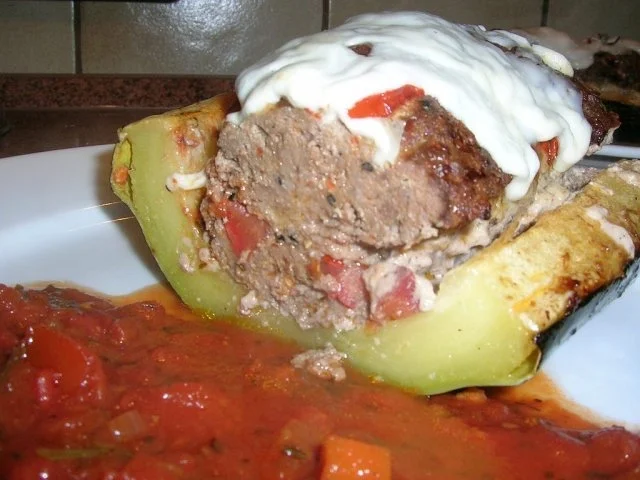 Rezept: XXXL-Zucchini, ( 1 1/2 kg) gefüllt mit Lammhack und überbacken mit Ziegenkäse XXXL-Zucchini, ( 1 1/2 kg) gefüllt mit Lammhack und überbacken mit Ziegenkäse - Rezept