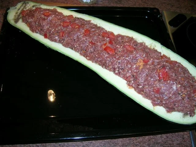Rezept: XXXL-Zucchini, ( 1 1/2 kg) gefüllt mit Lammhack und überbacken mit Ziegenkäse Bild Nr. 7 XXXL-Zucchini, ( 1 1/2 kg) gefüllt mit Lammhack und überbacken mit Ziegenkäse - Rezept - Bild Nr. 7