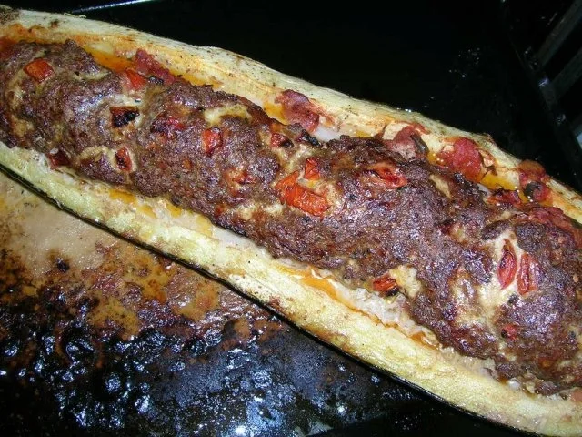 Rezept: XXXL-Zucchini, ( 1 1/2 kg) gefüllt mit Lammhack und überbacken mit Ziegenkäse Bild Nr. 8 XXXL-Zucchini, ( 1 1/2 kg) gefüllt mit Lammhack und überbacken mit Ziegenkäse - Rezept - Bild Nr. 8