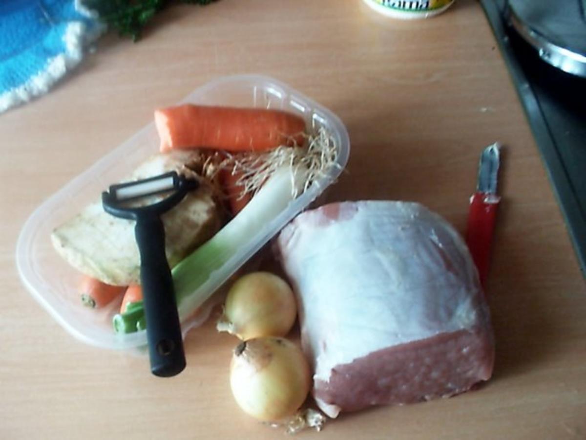 Schweinelachsbraten in Rotweinsosse mit Schwarzwurzelgemüse und Klößen - Rezept - Bild Nr. 2