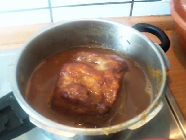 Schweinelachsbraten in Rotweinsosse mit Schwarzwurzelgemüse und Klößen ...