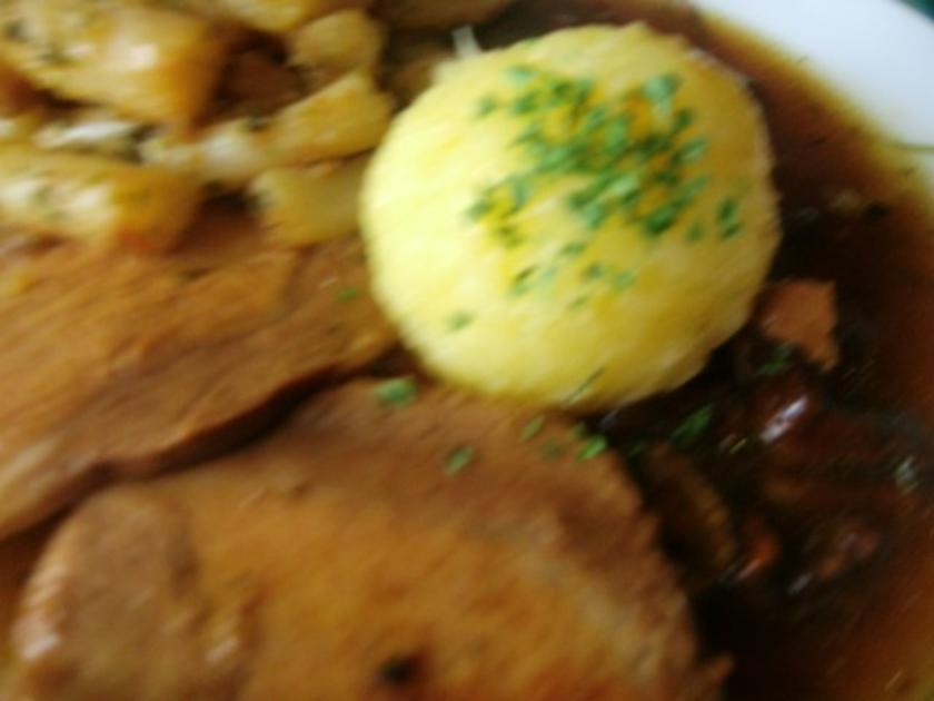 Schweinelachsbraten in Rotweinsosse mit Schwarzwurzelgemüse und Klößen ...