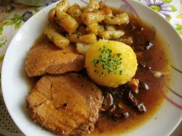 Rezept: Schweinelachsbraten in Rotweinsosse mit Schwarzwurzelgemüse und Klößen Schweinelachsbraten in Rotweinsosse mit Schwarzwurzelgemüse und Klößen - Rezept