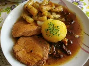 Rezept: Schweinelachsbraten in Rotweinsosse mit Schwarzwurzelgemรผse und Klรถรen Schweinelachsbraten in Rotweinsosse mit Schwarzwurzelgemรผse und Klรถรen - Rezept