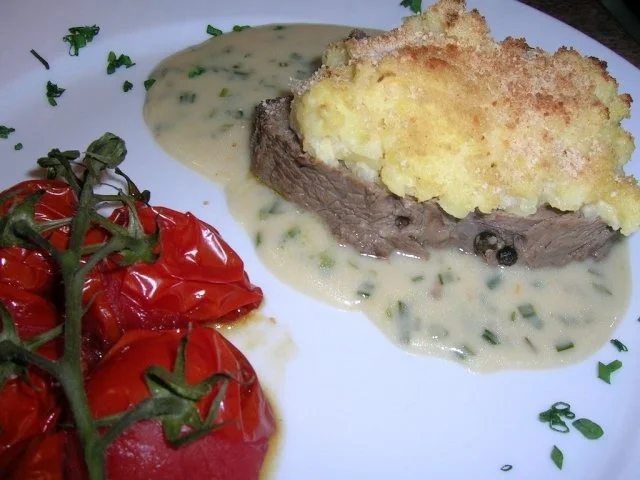 Rezept: Falsches Ochsenfilet mit Kartoffel-Meerettich-Kruste und Schnittlauchsauce (Hausmannskost) Bild Nr. 2 Falsches Ochsenfilet mit Kartoffel-Meerettich-Kruste und Schnittlauchsauce (Hausmannskost) - Rezept - Bild Nr. 2