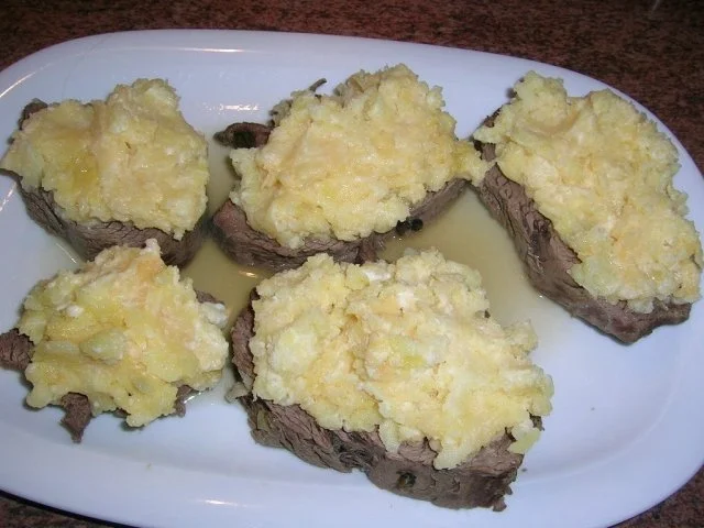 Rezept: Falsches Ochsenfilet mit Kartoffel-Meerettich-Kruste und Schnittlauchsauce (Hausmannskost) Bild Nr. 7 Falsches Ochsenfilet mit Kartoffel-Meerettich-Kruste und Schnittlauchsauce (Hausmannskost) - Rezept - Bild Nr. 7