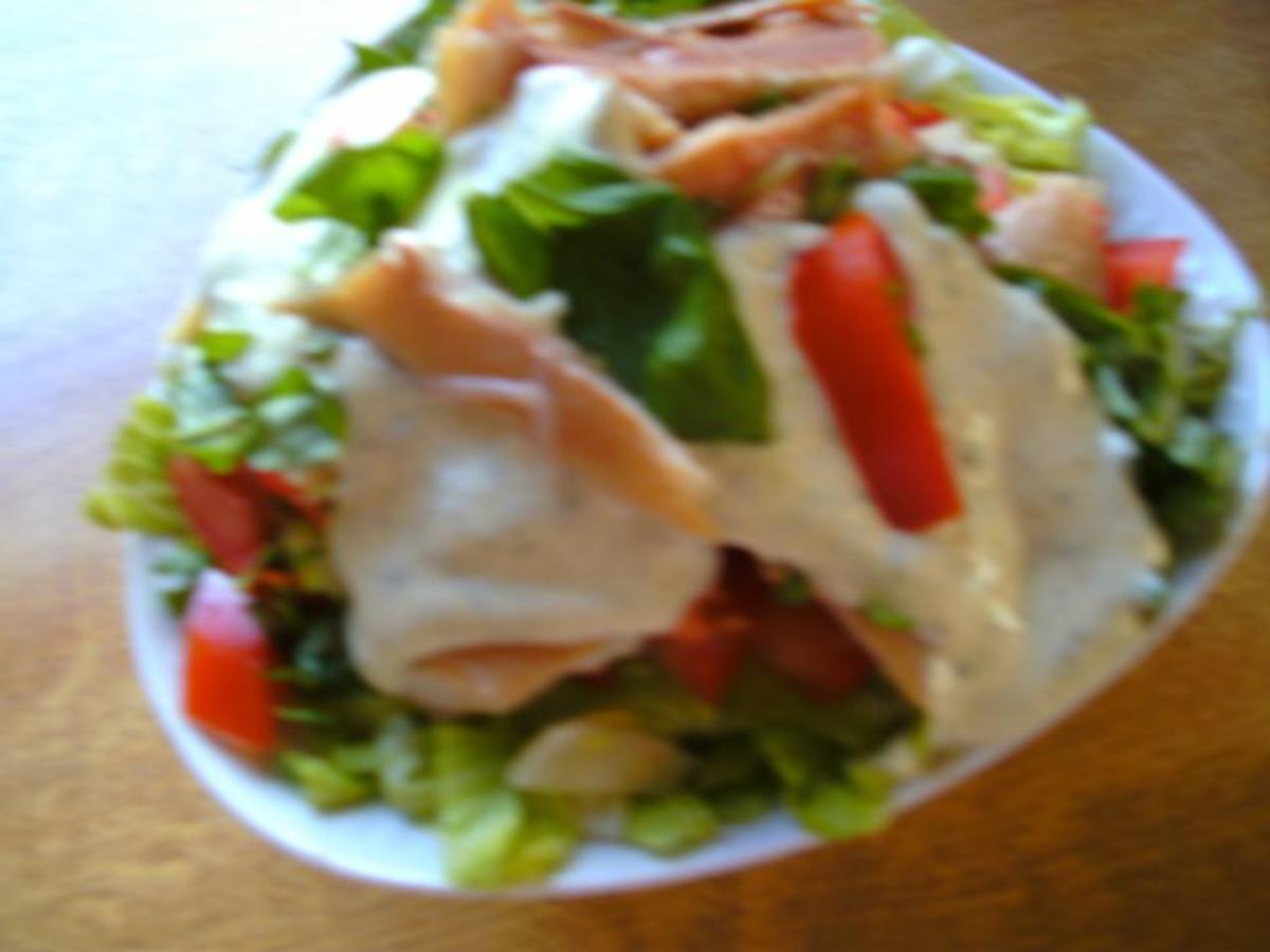 Mediterraner Salat, mit Joghurt-Dressing - Rezept - Bild Nr. 5
