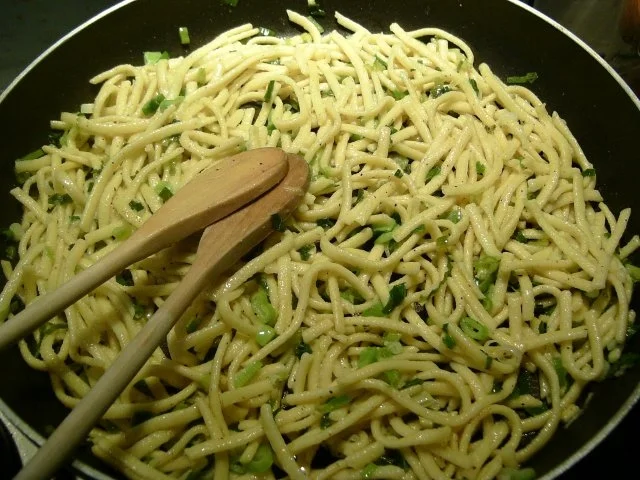 Rezept: Faule Leuteessen -Spätzle in geflügelter Gesellschaft Bild Nr. 6 Faule Leuteessen -Spätzle in geflügelter Gesellschaft - Rezept - Bild Nr. 6