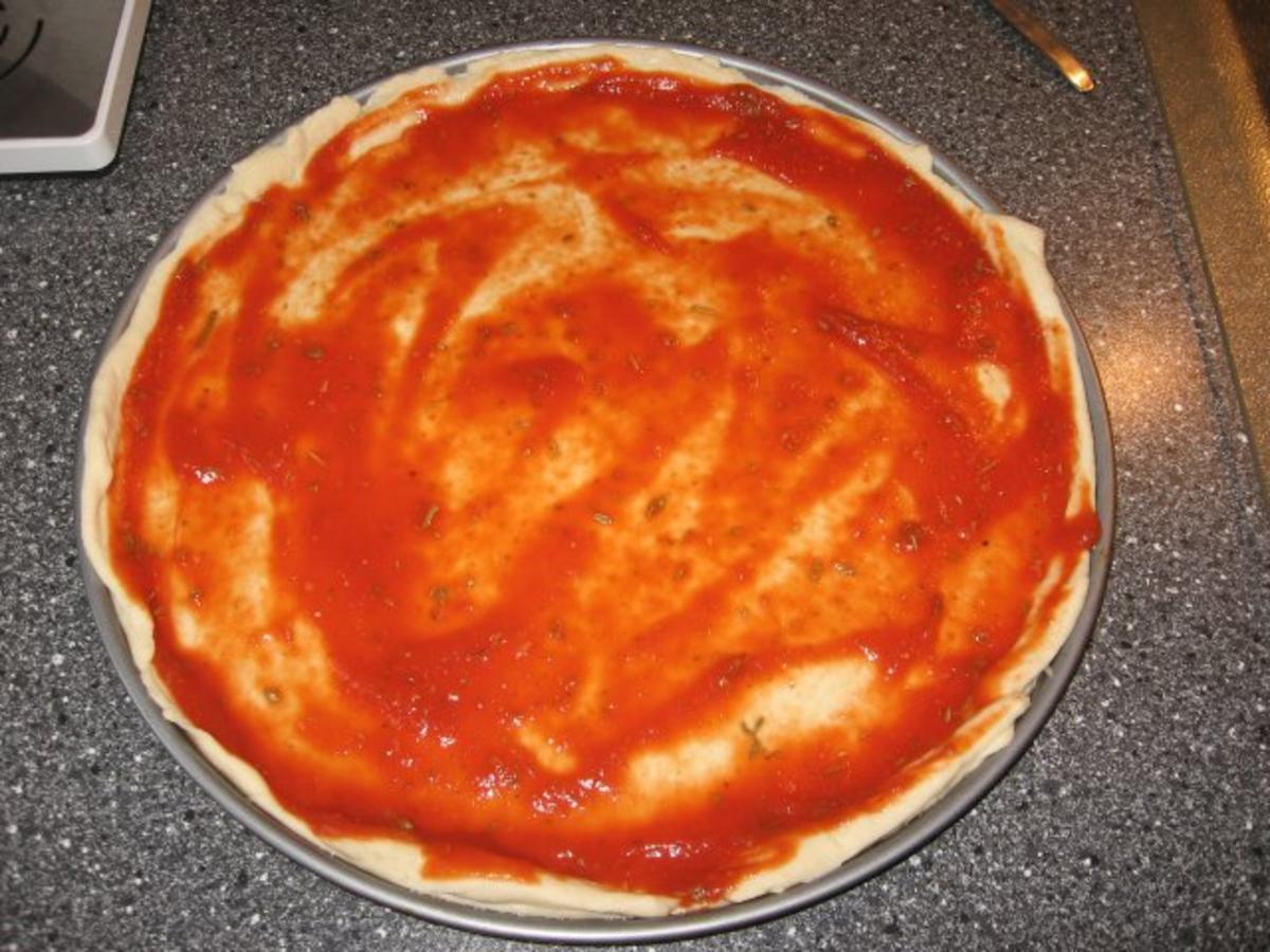 Pizza Mista (scharf) Vegetarisch mit Champignons & Peperonis - Rezept - Bild Nr. 3