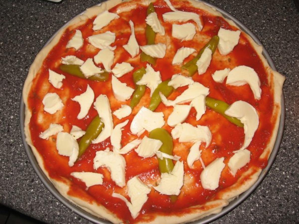 Pizza Mista (scharf) Vegetarisch mit Champignons & Peperonis - Rezept - Bild Nr. 5