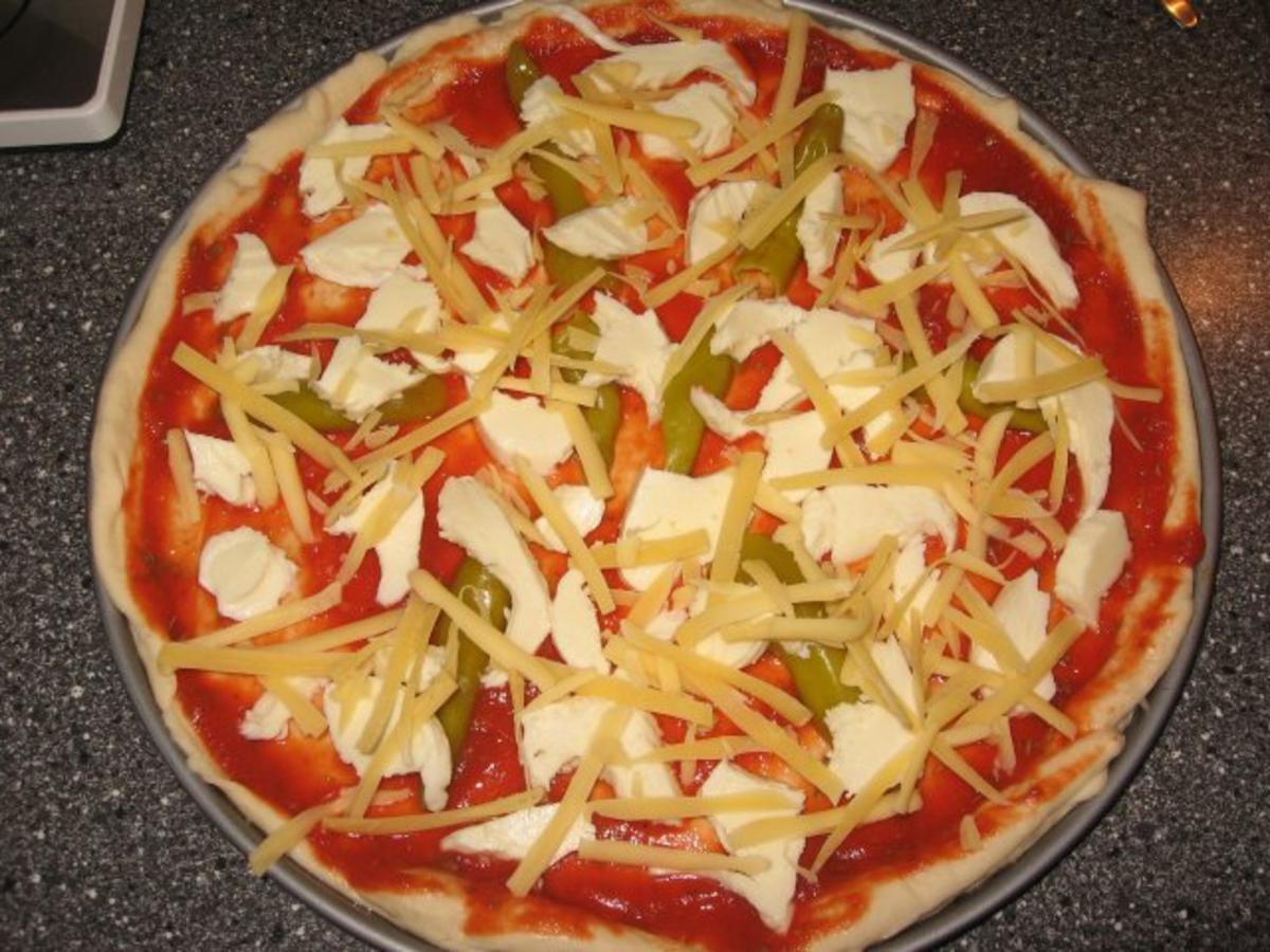 Pizza Mista (scharf) Vegetarisch mit Champignons &amp; Peperonis - Rezept ...