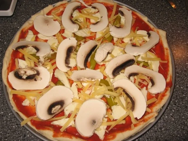 Rezept: Pizza Mista (scharf) Vegetarisch mit Champignons & Peperonis Bild Nr. 7 Pizza Mista (scharf) Vegetarisch mit Champignons & Peperonis - Rezept - Bild Nr. 7