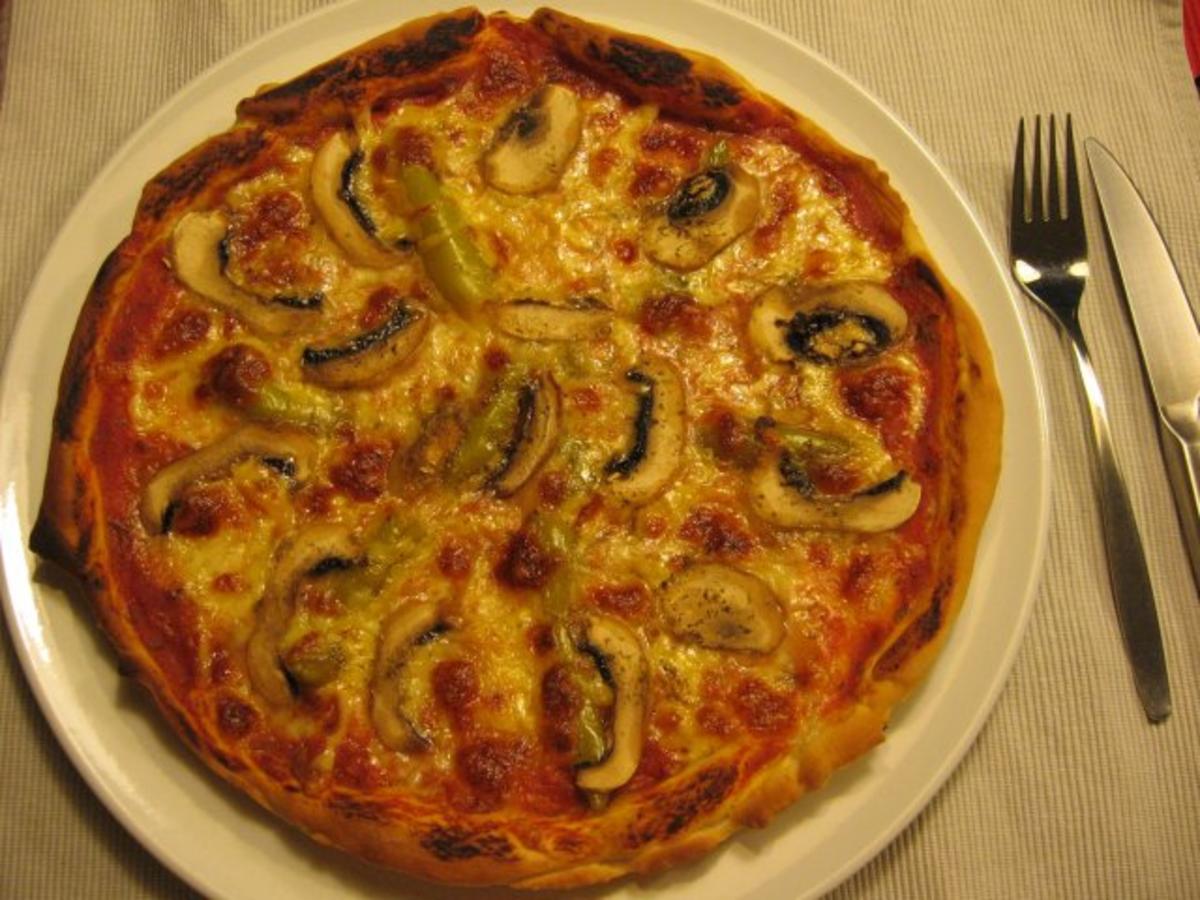 Pizza Mista (scharf) Vegetarisch mit Champignons & Peperonis - Rezept