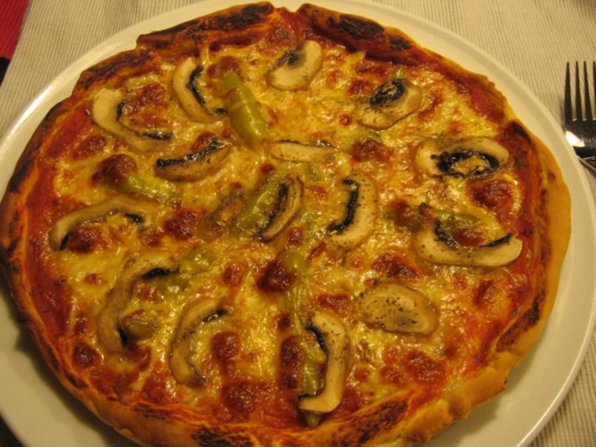 Pizza Mista (scharf) Vegetarisch mit Champignons & Peperonis - Rezept - Bild Nr. 8