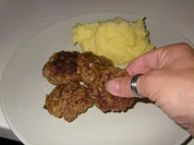Faschierte Laibchen mit Kartoffelpüree - Rezept