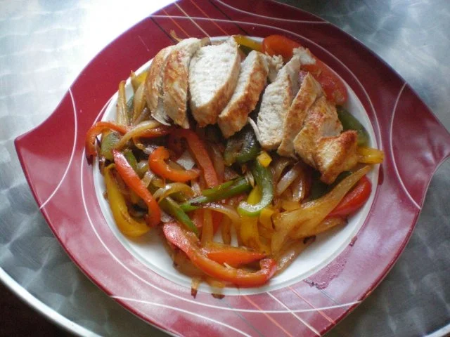 Gebratene Hähnchenbrust mit Gebratenen Paprikastreifen - Rezept