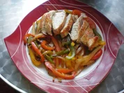 Gebratene Hähnchenbrust mit Gebratenen Paprikastreifen - Rezept