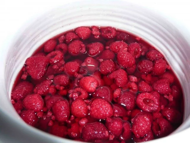 Rezept: Himbeerbowle Bild Nr. 4 Himbeerbowle - Rezept - Bild Nr. 4