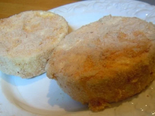 Panierter Camembert auf fuchtigem Salat mit pinkantem Preiselbeer-Dressing - Rezept - Bild Nr. 2