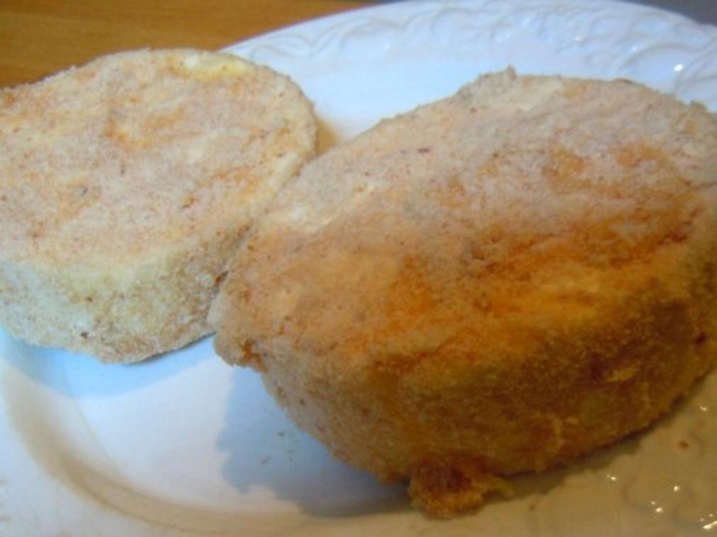 Panierter Camembert auf fuchtigem Salat mit pinkantem Preiselbeer ...