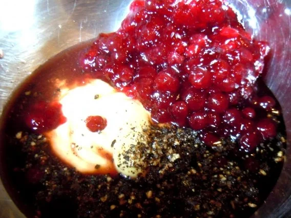 Panierter Camembert auf fuchtigem Salat mit pinkantem Preiselbeer-Dressing - Rezept - Bild Nr. 3