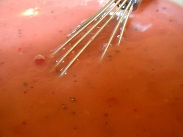 Panierter Camembert auf fuchtigem Salat mit pinkantem Preiselbeer-Dressing - Rezept - Bild Nr. 4