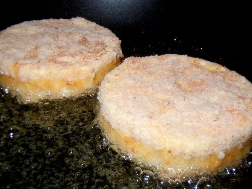 Panierter Camembert auf fuchtigem Salat mit pinkantem Preiselbeer-Dressing - Rezept - Bild Nr. 7