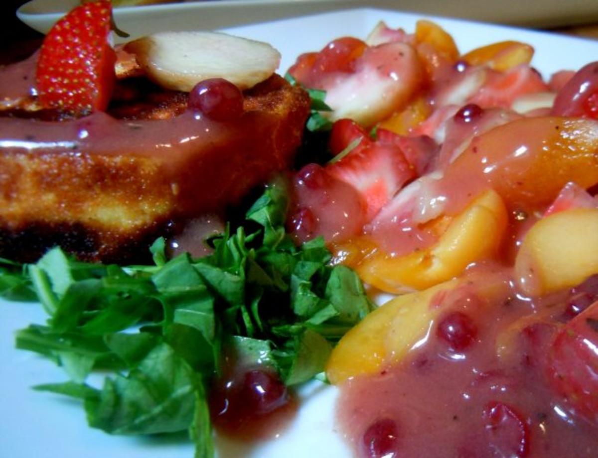 Panierter Camembert auf fuchtigem Salat mit pinkantem Preiselbeer-Dressing - Rezept