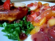 Panierter Camembert auf fuchtigem Salat mit pinkantem Preiselbeer-Dressing - Rezept