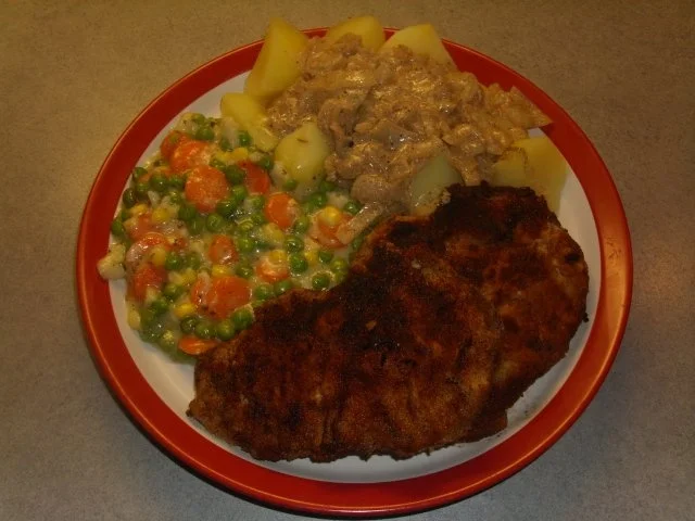 Panierte Koteletts mit Zwiebel-Rahm-Sosse - Rezept