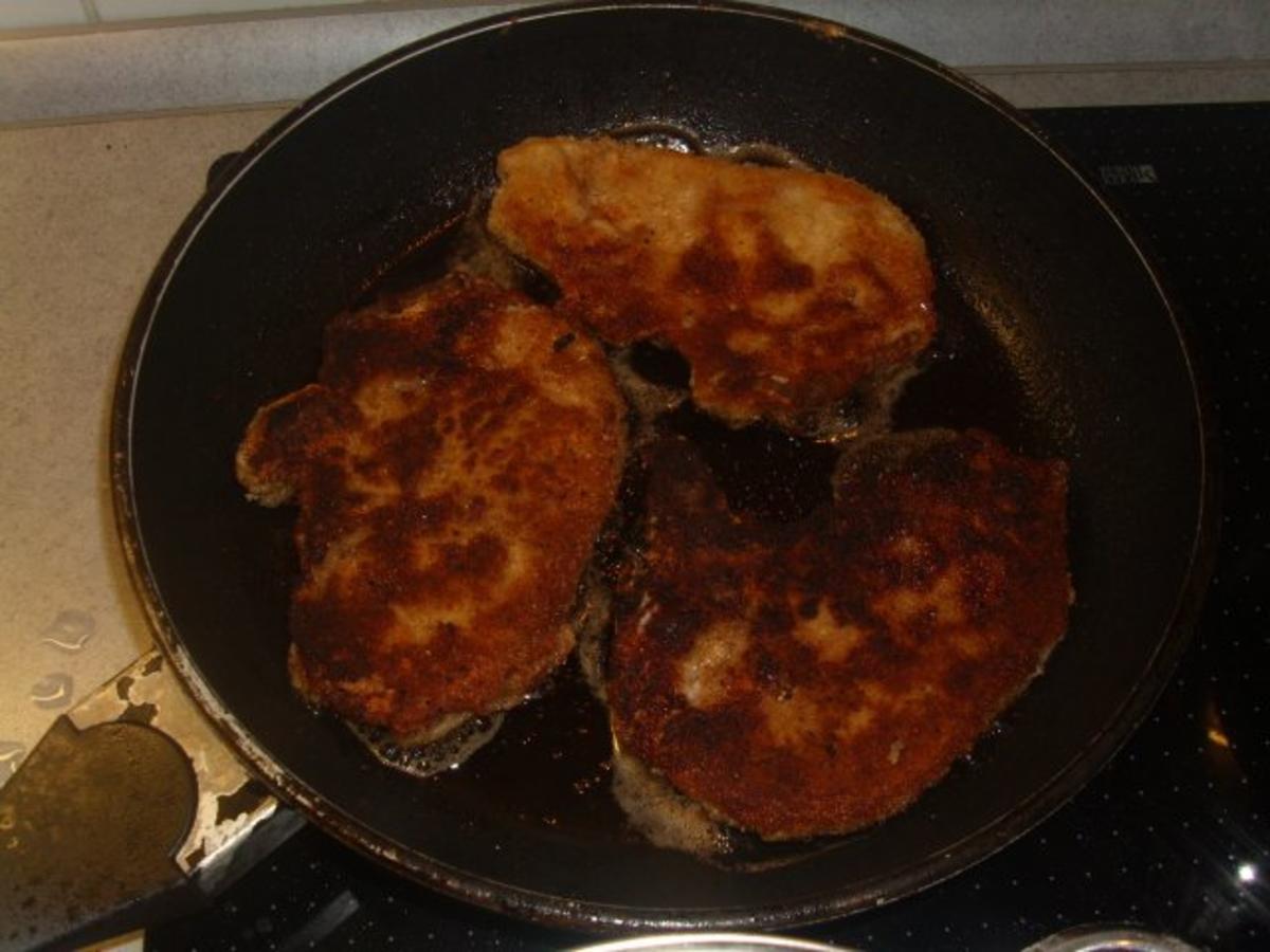 Panierte Koteletts mit Zwiebel-Rahm-Sosse - Rezept - kochbar.de