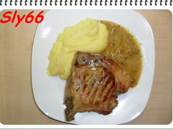 Fleischgerichte:Koteletts in Pfefferonisoße - Rezept