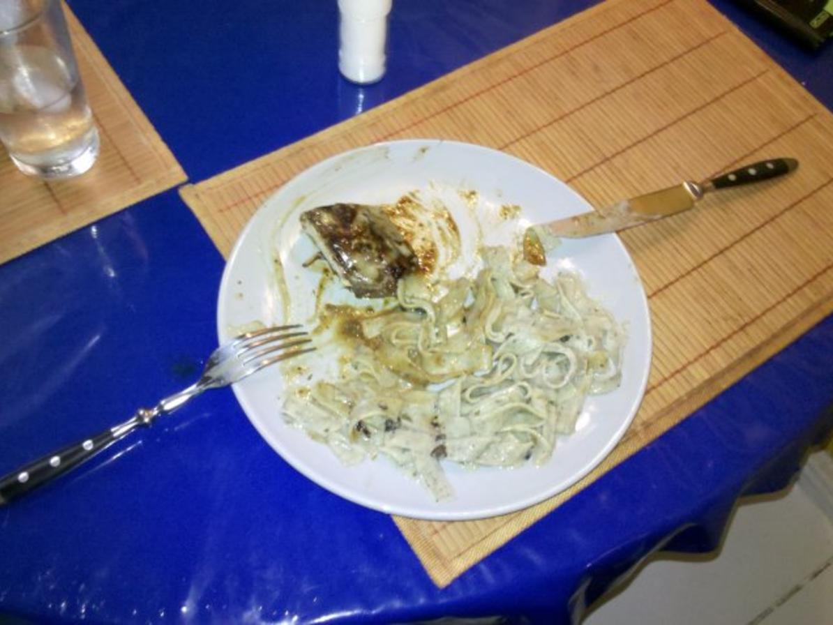 Geflügel: Hähnchenbrustfilet mit Trüffelsoße und Bärlauchnudeln ...