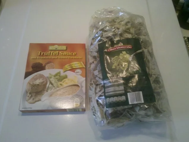 Geflügel: Hähnchenbrustfilet mit Trüffelsoße und Bärlauchnudeln - Rezept - Bild Nr. 3