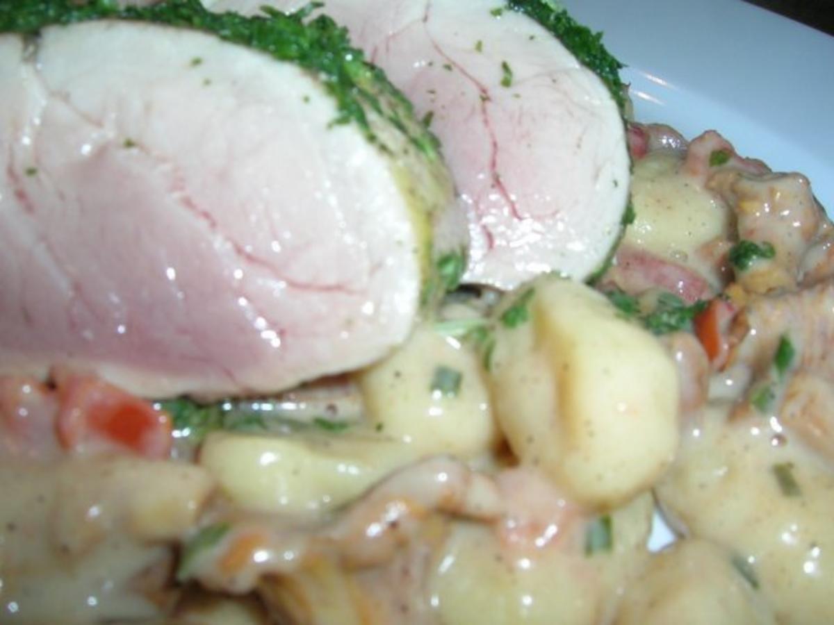 Rosa pochiertes Schweinefilet im Kräutermantel auf Pfifferling-Gnocchi ...