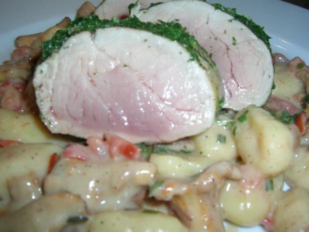 Rosa pochiertes Schweinefilet im Kräutermantel auf Pfifferling-Gnocchi ...