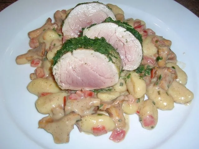 Rosa pochiertes Schweinefilet im Kräutermantel auf Pfifferling-Gnocchi Ragout - Rezept - Bild Nr. 3