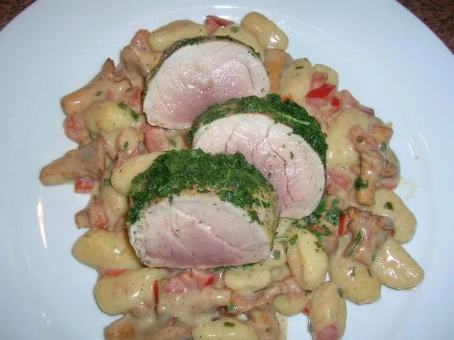 Rosa pochiertes Schweinefilet im Kräutermantel auf Pfifferling-Gnocchi Ragout - Rezept - Bild Nr. 4