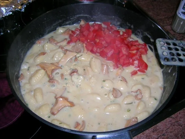 Rosa pochiertes Schweinefilet im Kräutermantel auf Pfifferling-Gnocchi Ragout - Rezept - Bild Nr. 7