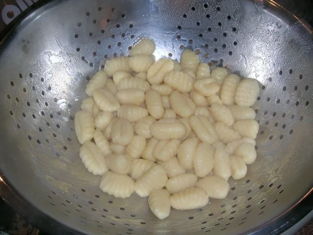 Rosa pochiertes Schweinefilet im Kräutermantel auf Pfifferling-Gnocchi Ragout - Rezept - Bild Nr. 9