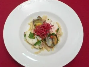 Lotte auf hausgemachten Cavatielli mit frischen Tomaten - Rezept