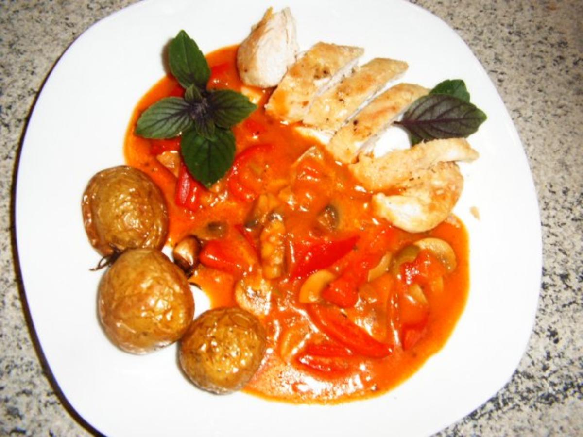 Hähnchenbrust mit Paprika-Champignon-Olivensoße - Rezept - kochbar.de