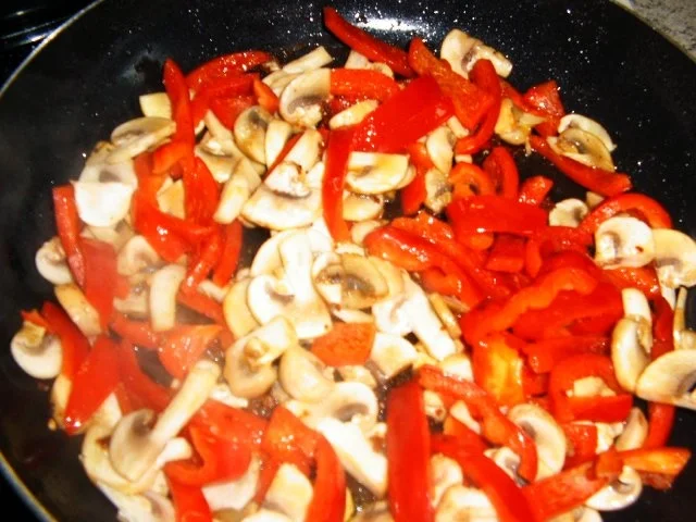 Rezept: Hähnchenbrust mit Paprika-Champignon-Olivensoße Bild Nr. 6 Hähnchenbrust mit Paprika-Champignon-Olivensoße - Rezept - Bild Nr. 6