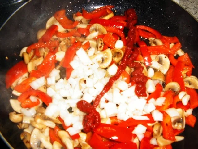 Rezept: Hähnchenbrust mit Paprika-Champignon-Olivensoße Bild Nr. 7 Hähnchenbrust mit Paprika-Champignon-Olivensoße - Rezept - Bild Nr. 7
