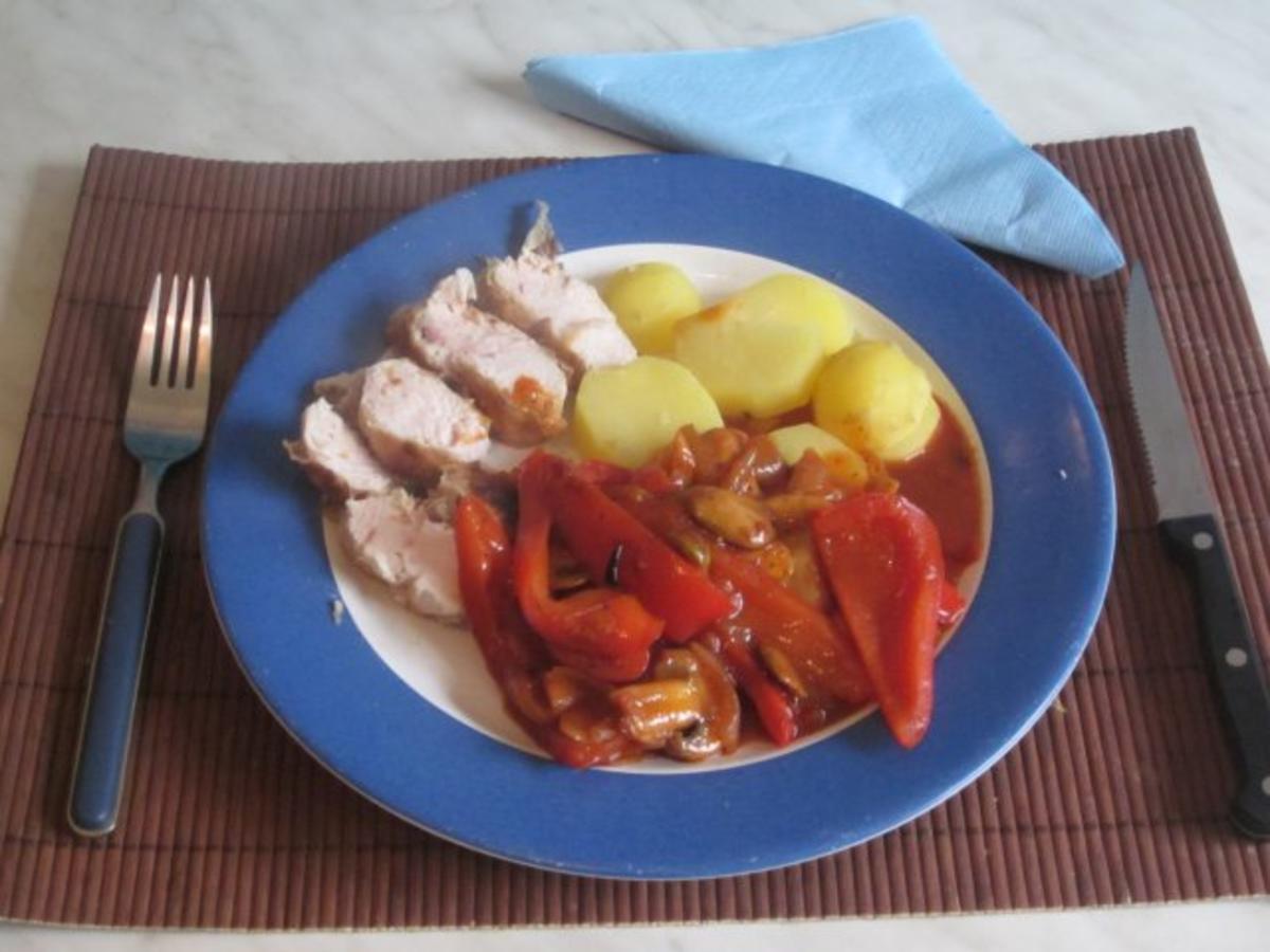 Hähnchenbrust mit Paprika-Champignon-Olivensoße - Rezept - kochbar.de