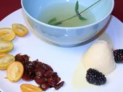 Champagnersuppe mit Balsamico-Kirschen und Lavendeleis im Nest - Rezept