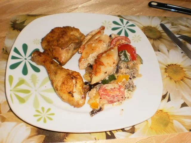 Rezept: Hähnchenkeulen mit gefüllten Nudeln an Gemüsemischung Hähnchenkeulen mit gefüllten Nudeln an Gemüsemischung - Rezept