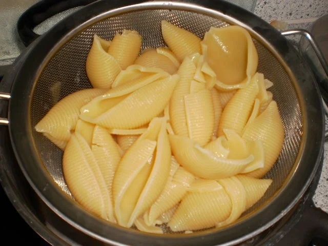 Rezept: Hähnchenkeulen mit gefüllten Nudeln an Gemüsemischung Bild Nr. 7 Hähnchenkeulen mit gefüllten Nudeln an Gemüsemischung - Rezept - Bild Nr. 7