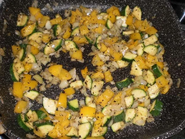 Rezept: Hähnchenkeulen mit gefüllten Nudeln an Gemüsemischung Bild Nr. 15 Hähnchenkeulen mit gefüllten Nudeln an Gemüsemischung - Rezept - Bild Nr. 15