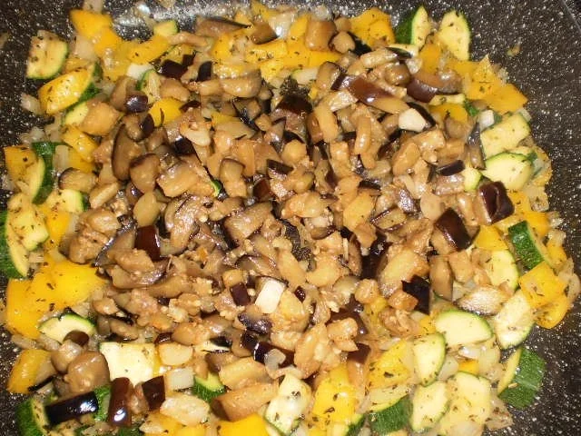 Rezept: Hähnchenkeulen mit gefüllten Nudeln an Gemüsemischung Bild Nr. 16 Hähnchenkeulen mit gefüllten Nudeln an Gemüsemischung - Rezept - Bild Nr. 16